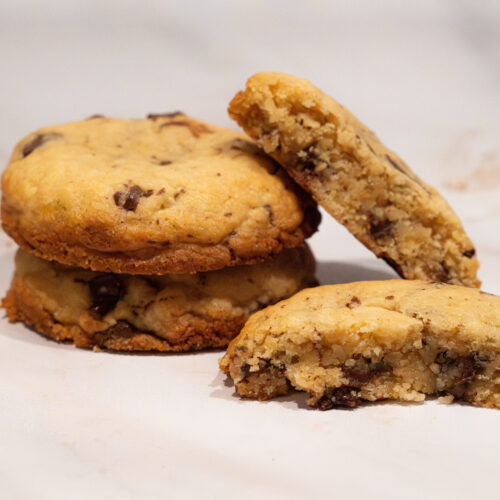 Deux cookies et un cookie coupé en deux