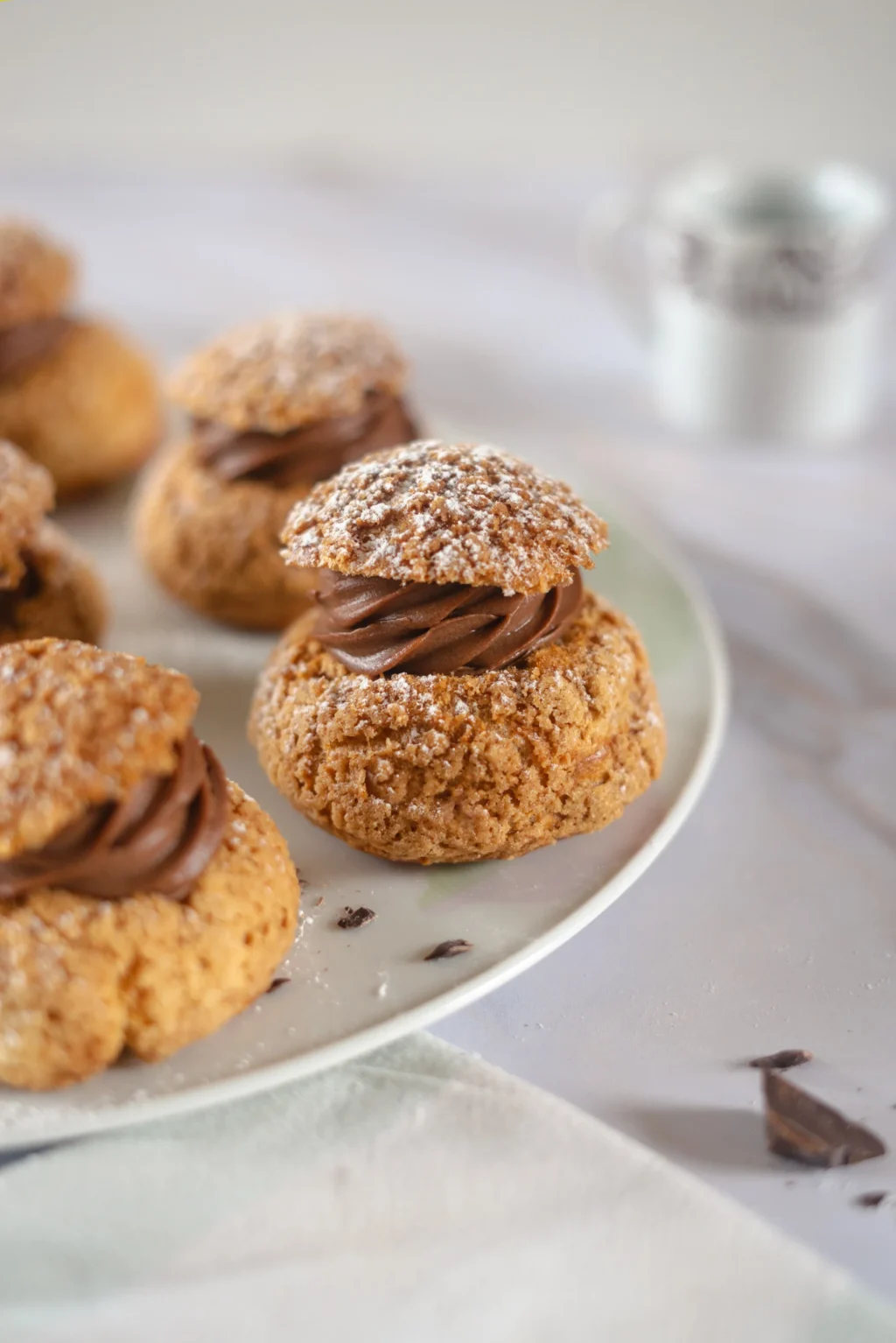 Choux craquelin avec du chocolat