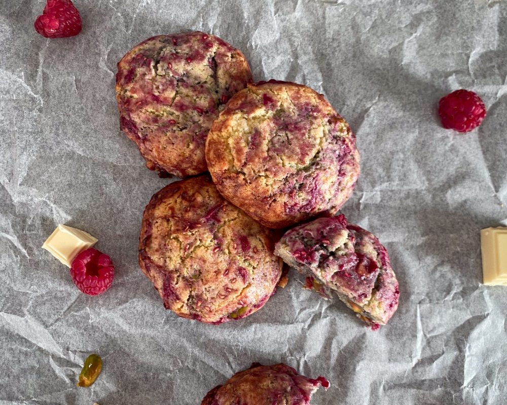 Cookies framboise avec des pistaches et du chocolat blanc